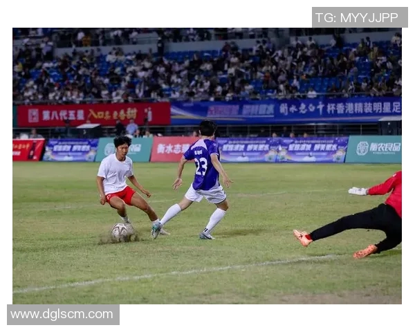 足球明星在水果海洋中尽情享受健康生活的奇妙时刻